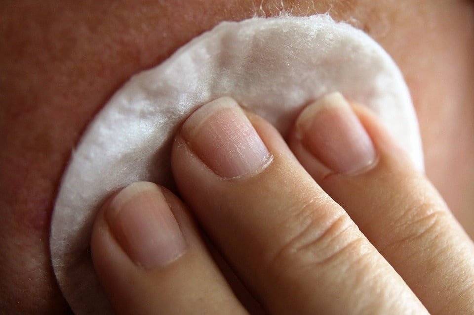 Gym faciale et Gua Sha : les gestes simples pour lifter son visage